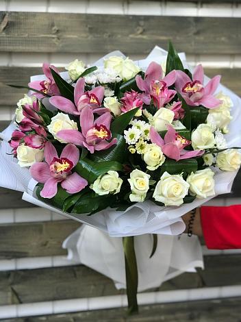 Букет цветов из: Розы и Хризантемы в Лоо