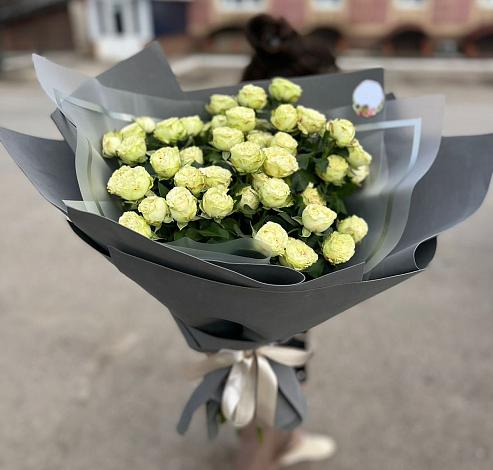 Букет Белые кустовые розы Солинеро в Лоо