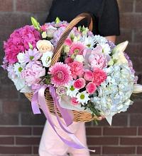Композиция солнечный день в Лоо Цветочная композиция из Розы, Хризантемы, Пионы и Лизиантусы в корзине в Лоо
