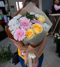 Букет цветов из:  Герберы, Розы и Хризантемы в Лоо