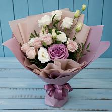 Букет цветов из:  Розы и Лизиантусы в Лоо