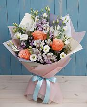 Букет цветов из:  Лизиантусы, Розы, Альстромерии и Гипсофила в Лоо