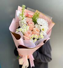 Букет цветов из:  Хризантемы и Розы в Лоо