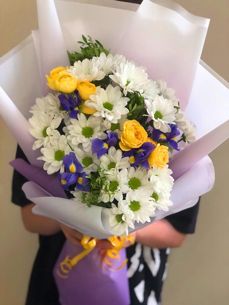 Букет цветов из: Ирисы, Хризантемы и Розы в Лоо