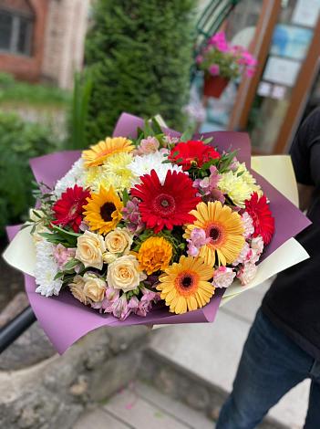 Букет цветов из: Герберы, Ромашки, Хризантемы, Розы и Подсолнухи в Лоо