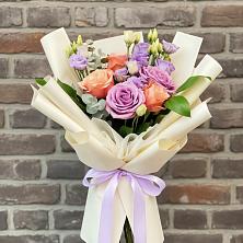 Букет цветов из:  Лизиантусы и Розы в Лоо