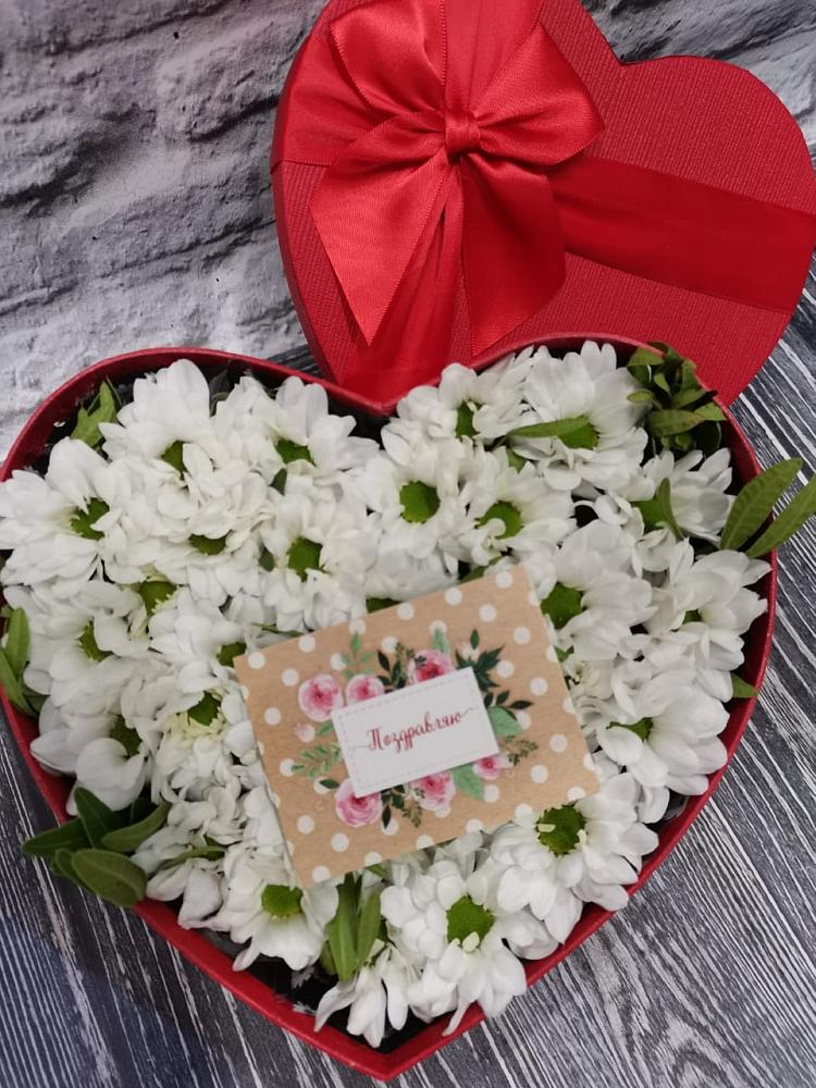 Цветочная композиция из Хризантемы в виде сердца в Лоо