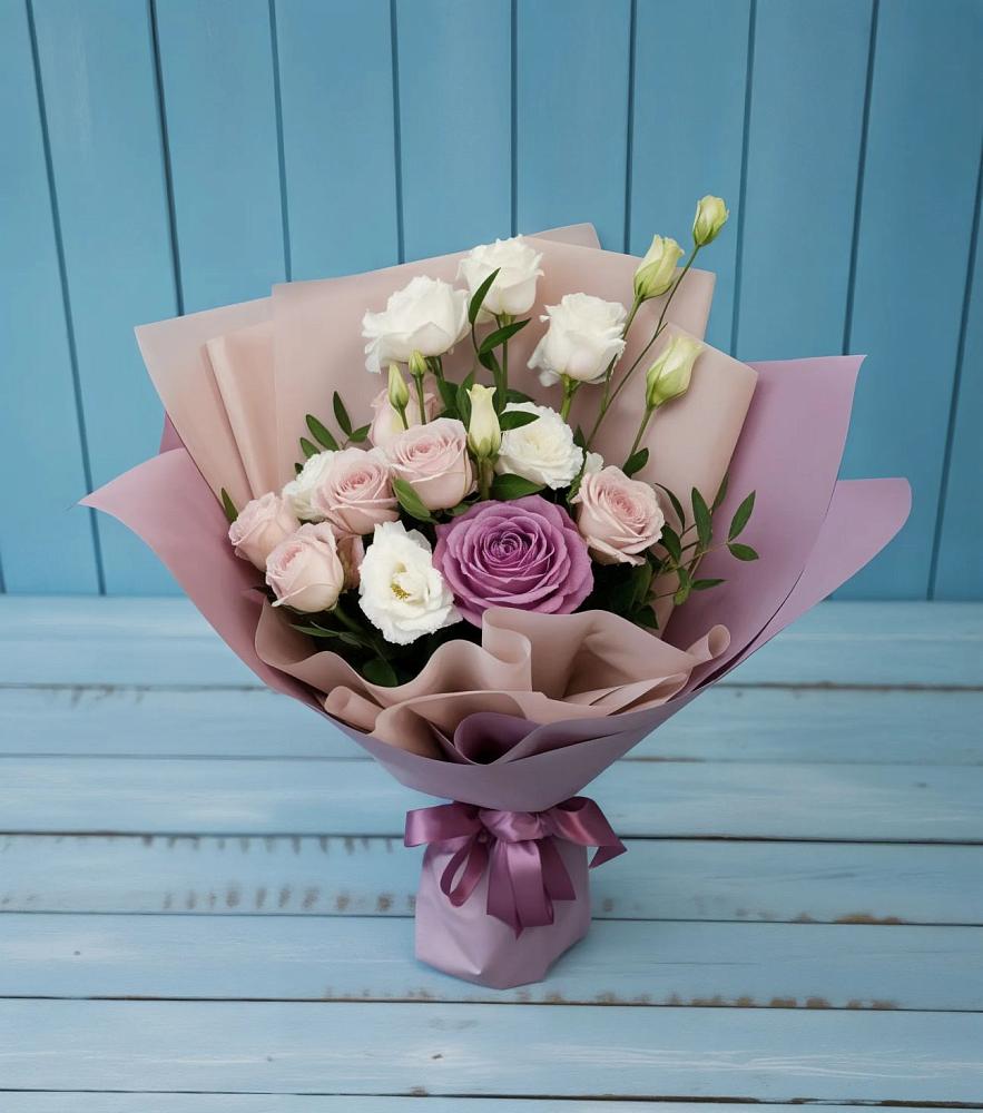 Букет цветов из: Розы и Лизиантусы в Лоо